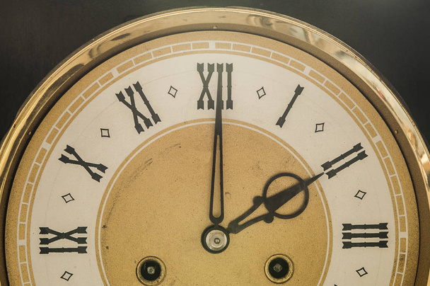 Fermer vieille horloge classique antique. Style rétro. Vintage backgro
 - Photo, image