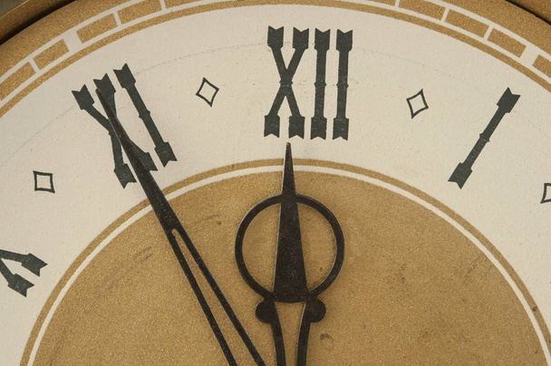 παλιό ρολόι με λατινικούς αριθμούς. - Φωτογραφία, εικόνα