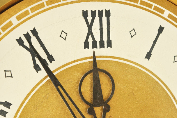 старий годинник з римськими цифрами
. - Фото, зображення