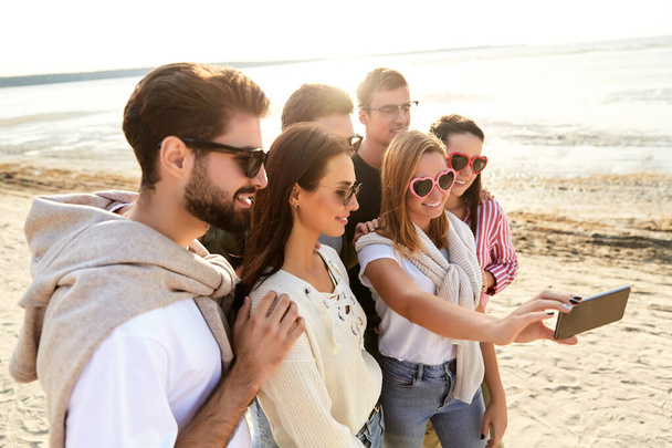 happy friends taking selfie in summer - Фото, изображение