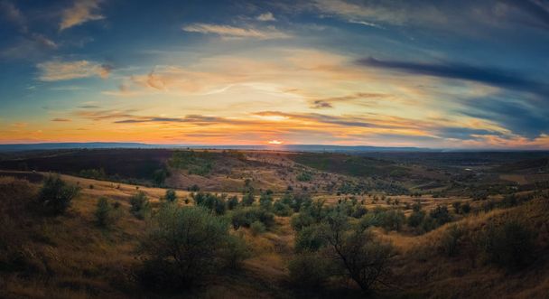 Pehmeä syksyn auringonlasku panoraama maaseudulla kukkuloilla ja laaksossa. B
 - Valokuva, kuva
