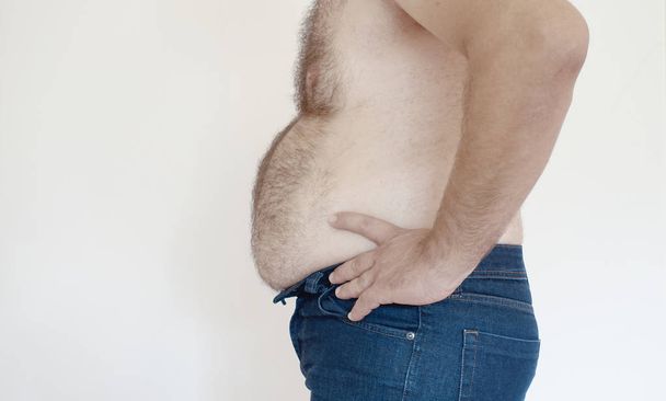 Beyaz arka planda poz veren obez adam - Fotoğraf, Görsel