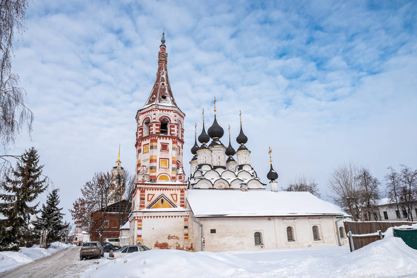 SUZDAL, VLADIMIR REGION/RUSSIA - FEBRUARY 14, 2019: An architectural ensemble of several churches in the city center in winter - Zdjęcie, obraz