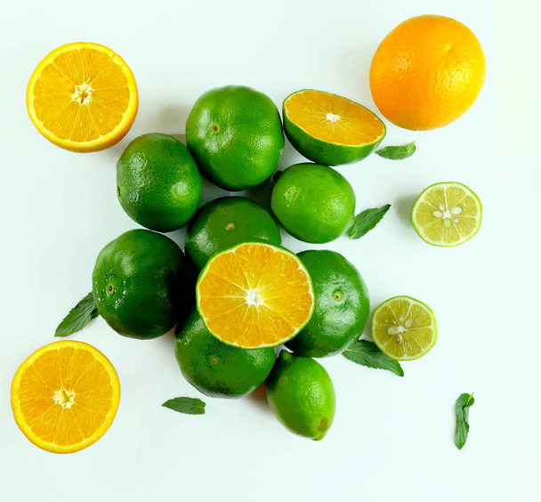 Stilleven van sinaasappels, limoenen geïsoleerd op witte achtergrond - Foto, afbeelding