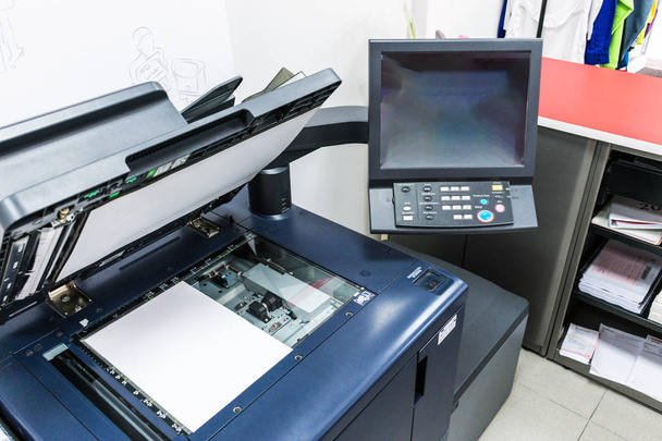 fotokopieerapparaat in de reprografie bedrijf werkplek - Foto, afbeelding