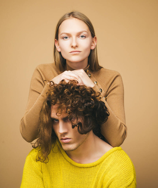 Close up portrait self-confident young woman and serious dissatisfied man with stylish hairstyle. Attractive couple together. The beginning of life of a young couple. The first joint family decisions - Foto, imagen