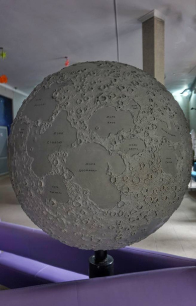 Globo che mostra la superficie della luna
. - Foto, immagini