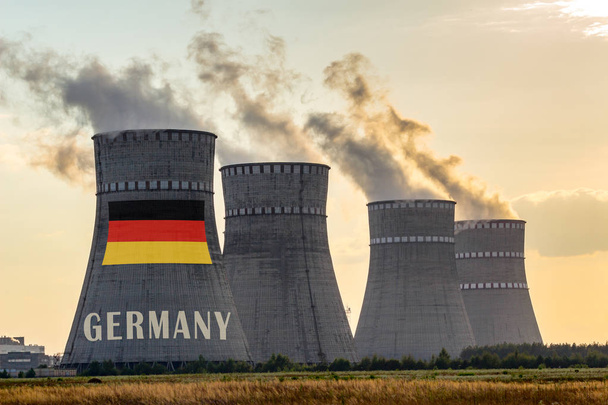 Καμινάδες πυρηνικών εργοστασίων με σημαία Γερμανίας σύμφωνα με - Φωτογραφία, εικόνα
