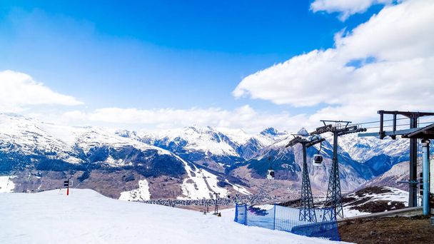 Góry zimą, stoki i trasy zjazdowe, wieś Livigno, Włochy, Alpy - Zdjęcie, obraz