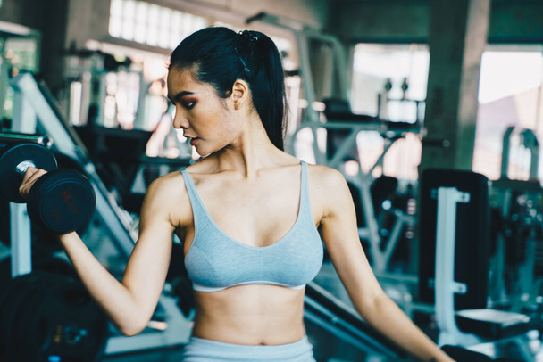 Fitness sain femmes haltères haltères haltères poids dans la salle de gym
 - Photo, image