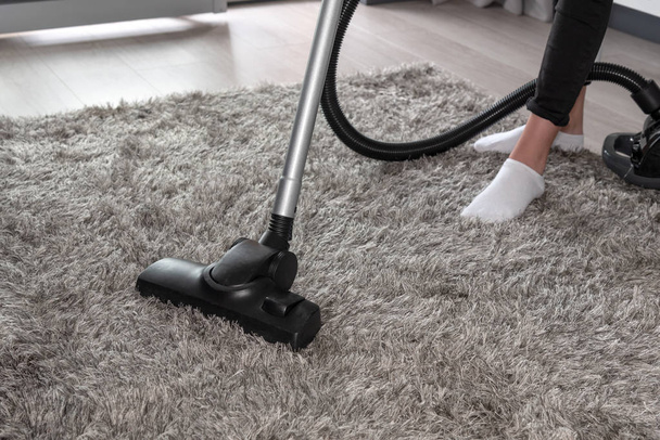 Frau putzt Teppich zu Hause - Foto, Bild