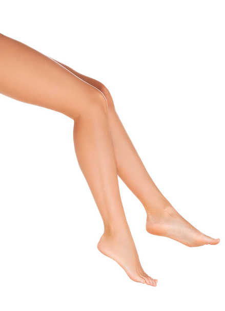 Длинные красивые ноги женщины, изолированные на белом фоне
 - Фото, изображение