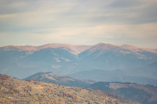 Góry w niebieskiej mgle jesienią po południu - Zdjęcie, obraz