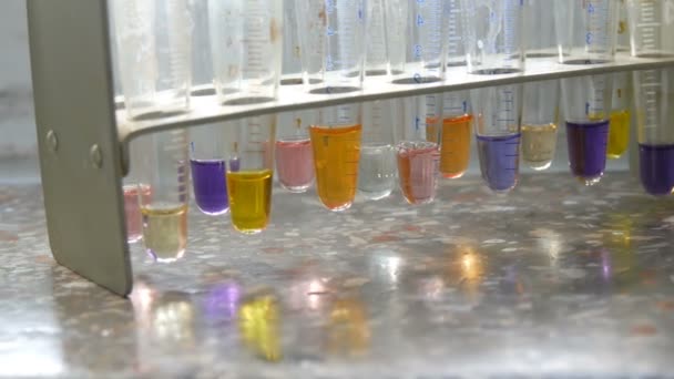 Kolorowe probówki w laboratorium na starym oknie z marmurowym parapetem. - Materiał filmowy, wideo