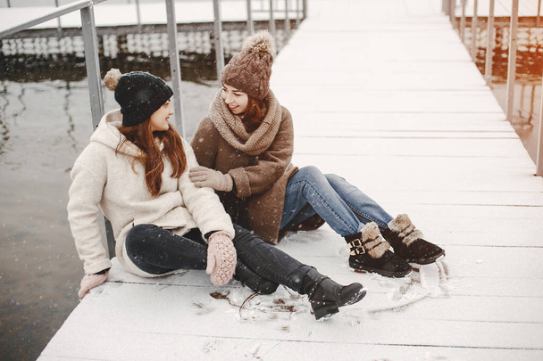 girls and snow - Foto, afbeelding