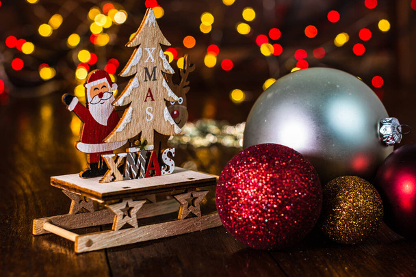 Decoraciones navideñas contra fondo borroso y fuera de foco
 - Foto, imagen