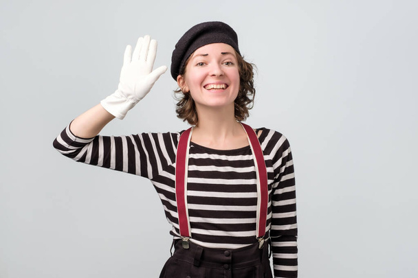 Jolie caucasienne mime fille agitant les mains disant bonjour
 - Photo, image