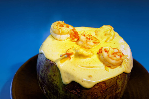 Shrimp in sour cream served in coconut - Fotoğraf, Görsel