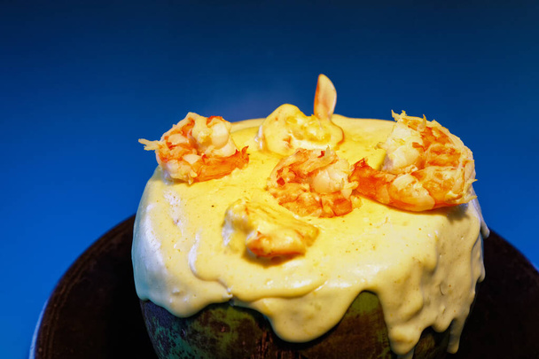 Shrimp in sour cream served in coconut - Fotó, kép