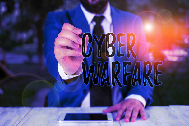 Escribiendo una nota mostrando Cyber Warfare. Foto de negocios mostrando Virtual War Hackers System Ataques Ladrón digital acosador Empresario sostiene pluma y puntos en el espacio de copia
. - Foto, imagen
