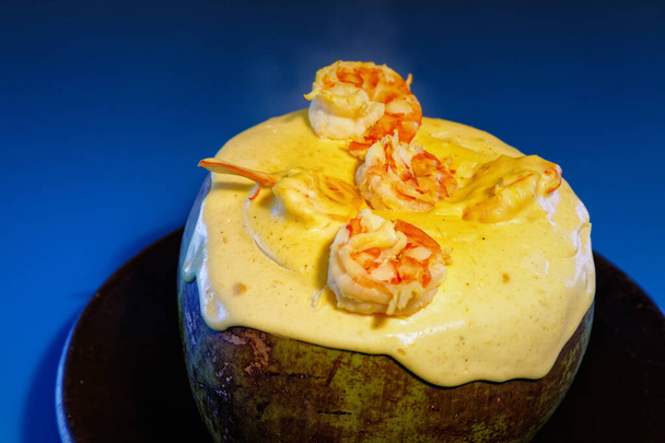Shrimp in sour cream served in coconut - Φωτογραφία, εικόνα