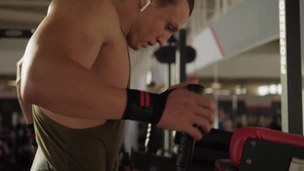 Triceps workout of fit guy - Záběry, video