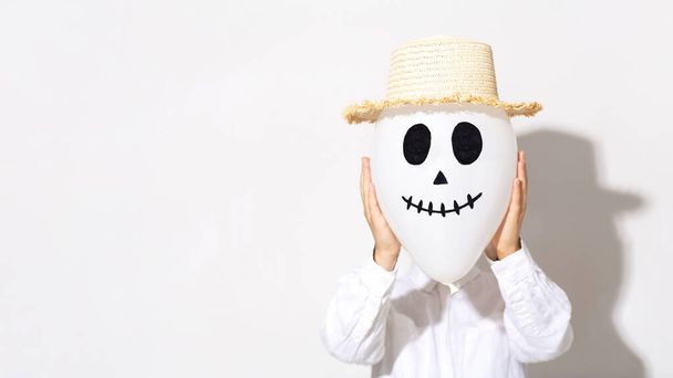Mujer con cabeza de globo fantasma en camisa en blanco
 - Foto, Imagen