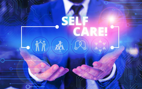 Käsiala teksti Self Care. Käsite tarkoittaa käytännössä ryhtyä toimiin säilyttää tai parantaa omaa terveyttään Mies ihmisen kulumista muodollinen työpuku esittäminen käyttäen älykkäitä laitteita
. - Valokuva, kuva