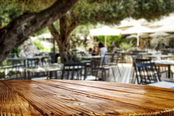 Fondo de mesa en un restaurante con vista al aire libre. Espacio vacío para su decoración y un producto publicitario
. - Foto, Imagen