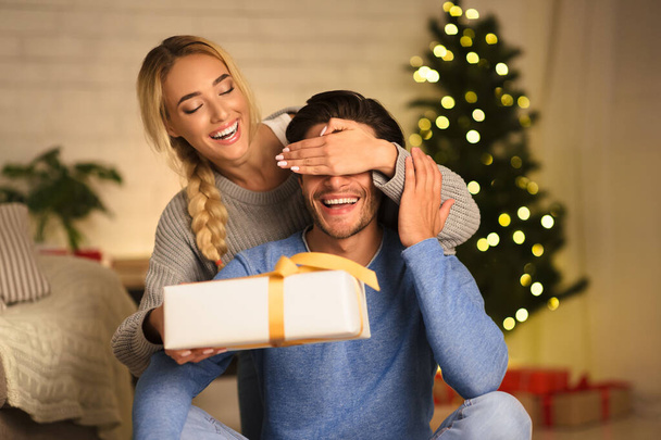 Surprise de Noël. Femme aimante donnant cadeau au mari
 - Photo, image