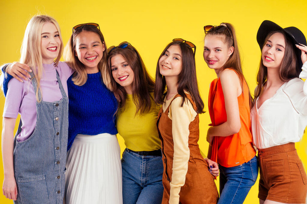 groep van zes lachende meisjes met feest zomer stijl gele achtergrond studio - Foto, afbeelding