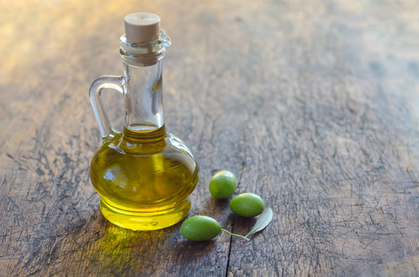 Оливковое масло и ягоды
 - Фото, изображение