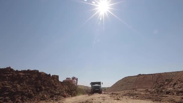 LKW fahren auf Sand auf Fabrik. Transport in der Industrie - Filmmaterial, Video