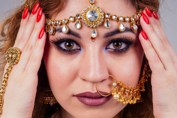 indian όμορφη γυναίκα μόδας μελαχρινή σε πράσινο παραδοσιακό γάμο πλούσιο σάρι με χρυσά κοσμήματα που δαχτυλίδι μύτη σκουλαρίκια nath επαγγελματική make-up σε λευκό φόντο στούντιο. - Φωτογραφία, εικόνα
