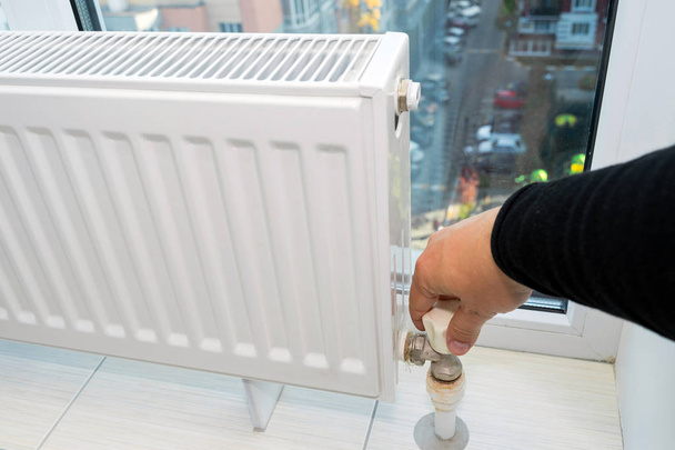 Regolazione manuale della manopola del radiatore di riscaldamento a casa una stagione fredda
. - Foto, immagini