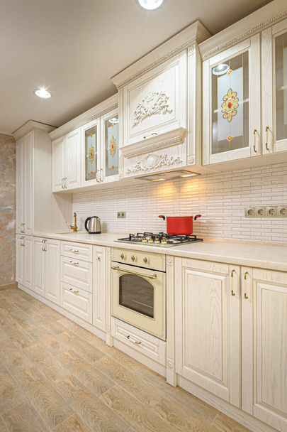 Luxusní moderní bílý a béžový kuchyňský interiér - Fotografie, Obrázek