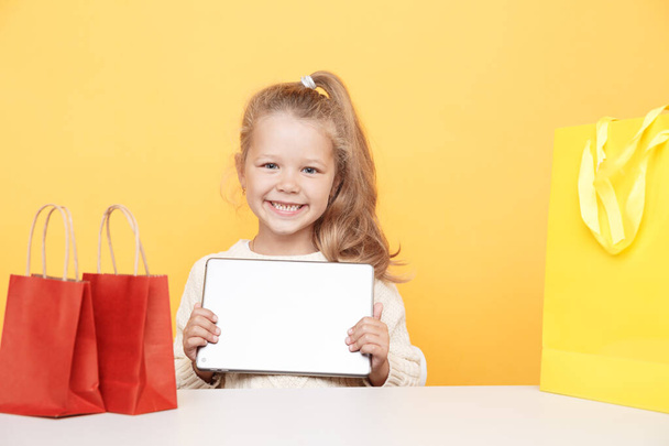 Petite fille blogueur à l'aide d'un ordinateur portable et faire du shopping en ligne
. - Photo, image