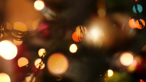 Nahaufnahme abstraktes Video von leuchtenden und funkelnden Lichtergirlanden am Weihnachtsbaum - Filmmaterial, Video