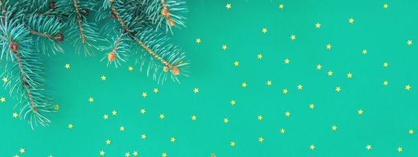 Composición navideña con borde de ramas de abeto y sta dorado
 - Foto, imagen