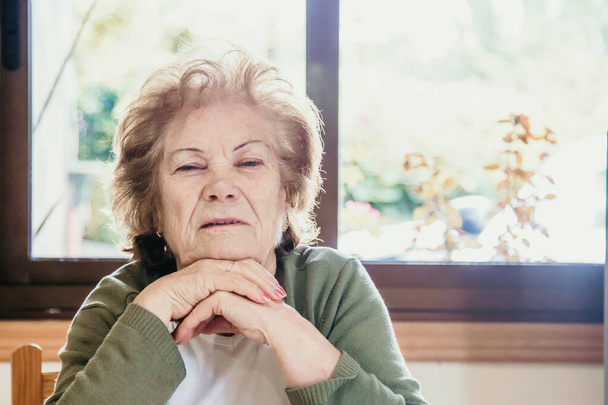 πορτρέτο μιας ηλικιωμένης γυναίκας μέσα στο σπίτι - Φωτογραφία, εικόνα