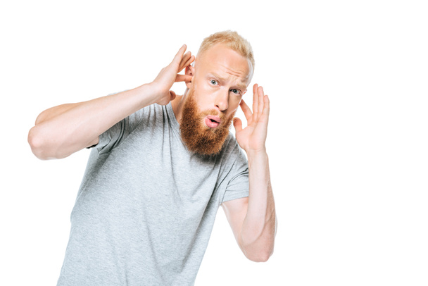 homem barbudo preocupado em camiseta cinza fechando os ouvidos de som alto, isolado em branco
 - Foto, Imagem