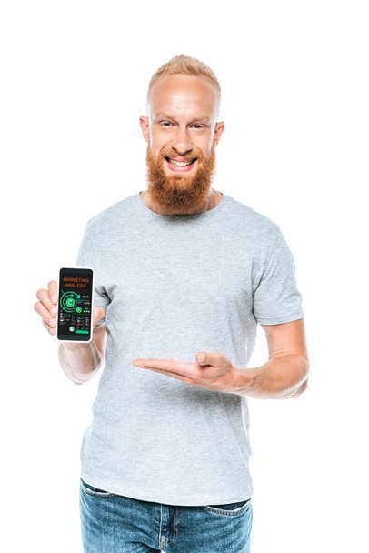 człowiek pokazuje smartfon z aplikacji analizy marketingowej, izolowany na białym - Zdjęcie, obraz