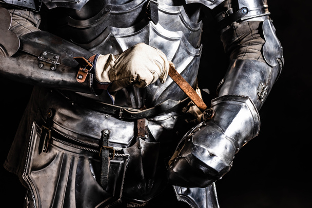 levágott kilátás lovag páncélban tartja kard elszigetelt fekete - Fotó, kép