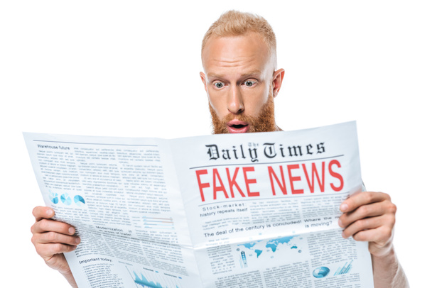 zaskoczony brodaty człowiek czytanie gazety z fałszywymi wiadomościami, odizolowany na białym - Zdjęcie, obraz