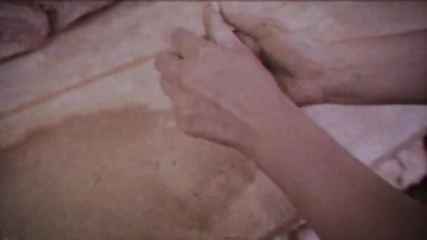Efeito vintage. Uma jovem faz um jarro de barro. Mãos femininas moldar cerâmica
.  - Filmagem, Vídeo
