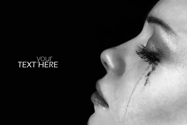 Γυναίκα με δάκρυα και αντίγραφο χώρου - Φωτογραφία, εικόνα