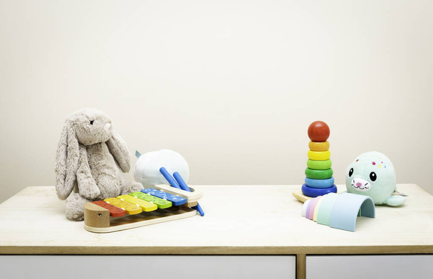 Värikkäiden lasten lelujen tausta seinää vasten Lelut puupöydällä Kopioi tilaa tekstille
 - Valokuva, kuva