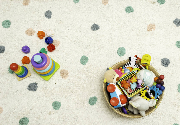 Bovenaanzicht op Kleurrijke Baby Speelgoed op een Tapijt Achtergrond Speelgoed in de vloer met Kopieerruimte voor Tekst - Foto, afbeelding