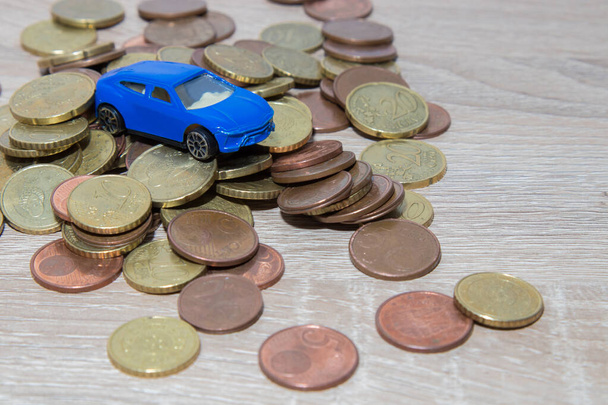 автомобиль над монетами, концепция экономии и покупки автомобиля
 - Фото, изображение
