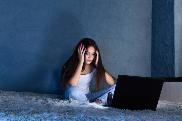 Siber zorbalık konsepti. Genç, yorgun kız elinde defterle yatakta oturuyor.. - Fotoğraf, Görsel